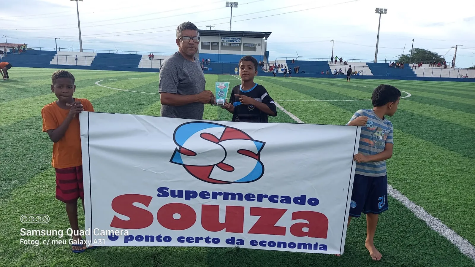 Jovem atletas recebendo troféu de craque da partida do Campeonato Infantil em Marcolândia