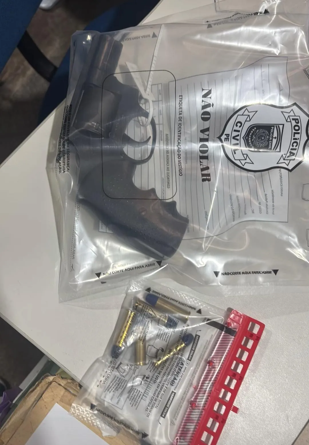 Suspeito investigado por tentativa de homicídio foi capturado em casa e também autuado em flagrante por posse ilegal de arma de fogo no Sertão pernambucano.