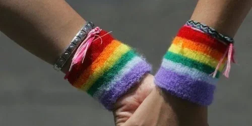116885722-gayhandsgetty
