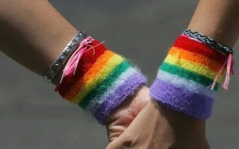 116885722-gayhandsgetty