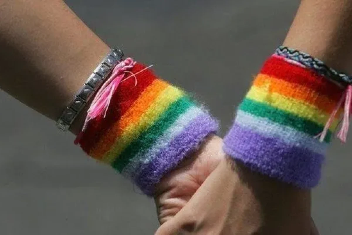 116885722-gayhandsgetty