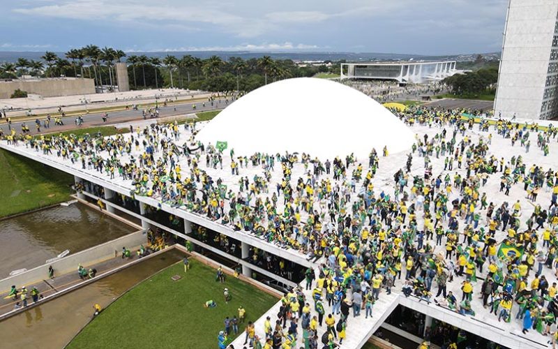 Manifestantes bolsonaristas invadem o Congresso Nacional na cidade de Brasília, DF, neste domingo, 08.