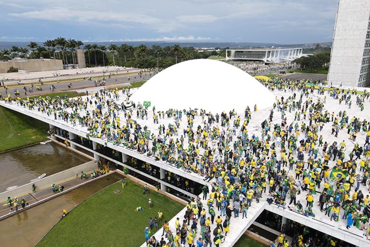 Manifestantes bolsonaristas invadem o Congresso Nacional na cidade de Brasília, DF, neste domingo, 08.