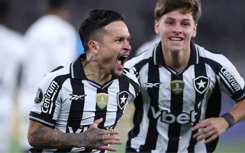 Botafogo-marca-com-15-segundos-supera-a-LDU-e-vai-0027162000202508142123