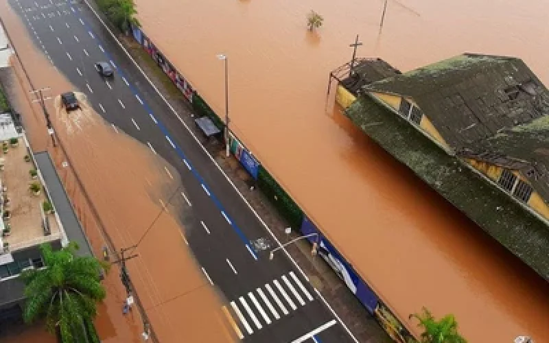 Cheia_vem_inundando_rodoviarias_e_ruas_do_centro_de_Porto_Alegre_Reproducao_7339f94d18