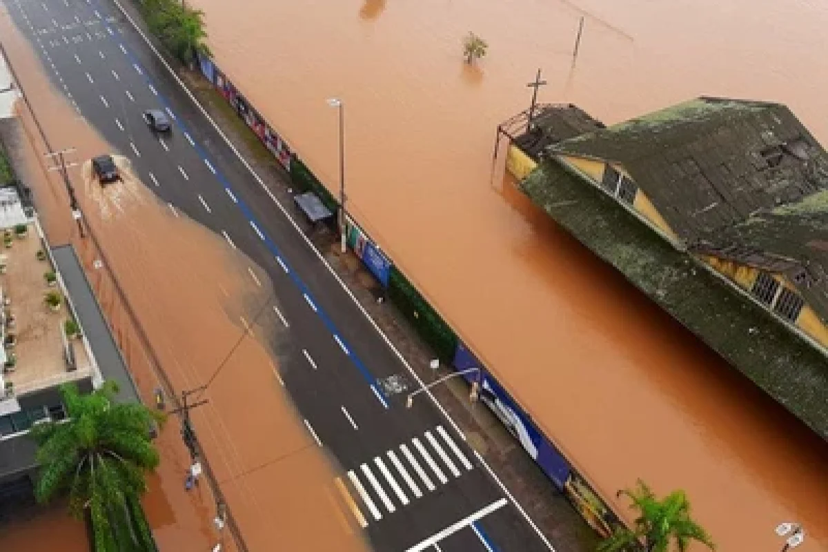 Cheia_vem_inundando_rodoviarias_e_ruas_do_centro_de_Porto_Alegre_Reproducao_7339f94d18