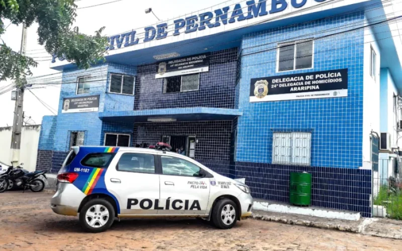 Homem-e-conduzido-a-delegacia-em-Araripina-por-receptacao-e-posse-de-entorpecente-696x522-1