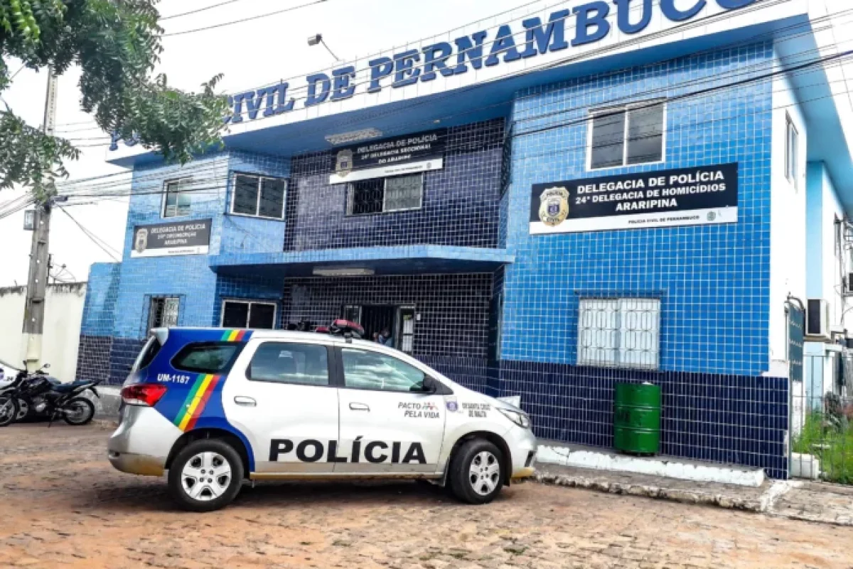 Homem-e-conduzido-a-delegacia-em-Araripina-por-receptacao-e-posse-de-entorpecente-696x522-1