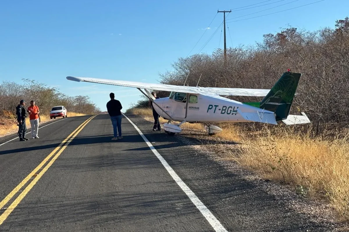 aviao_faz_pouso_forcado_em_rodovia_no_piaui