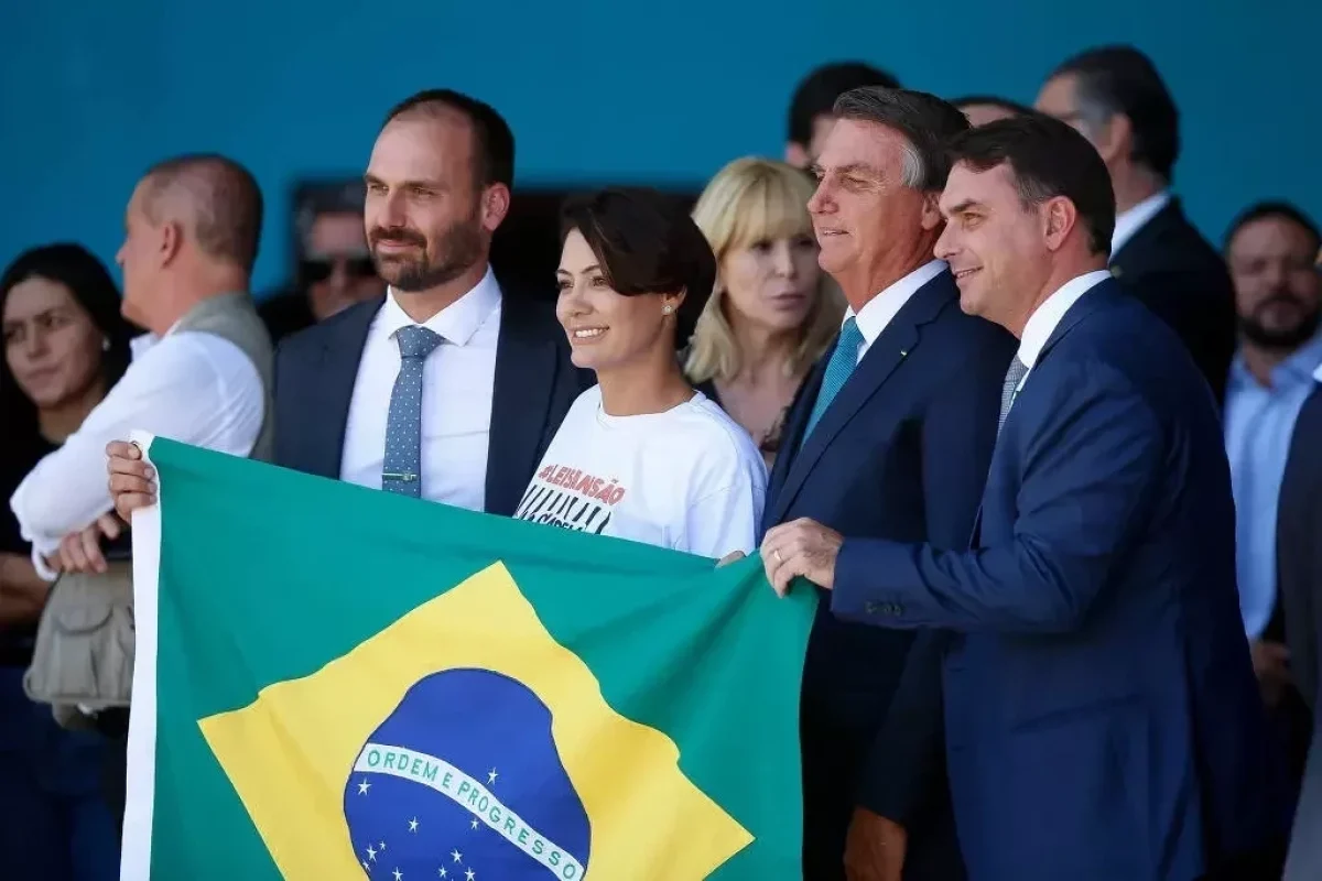 bolsonaro-e-pl-preparam-combo-para-lancar-michelle-flavio-e-eduardo-ao-senado-331160ca-10c9-49a6-ae76-8cebc3b40593.jpg