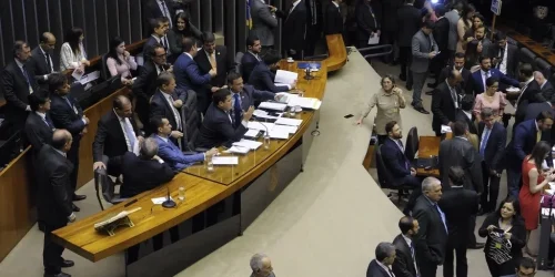 camara-aprova-projeto-que-reestrutura-carreiras-do-governo-impacto-e-de-r-18-bi-em-2025-4f22dab8-9c89-415e-b86b-8f6cb824dcab.jpg