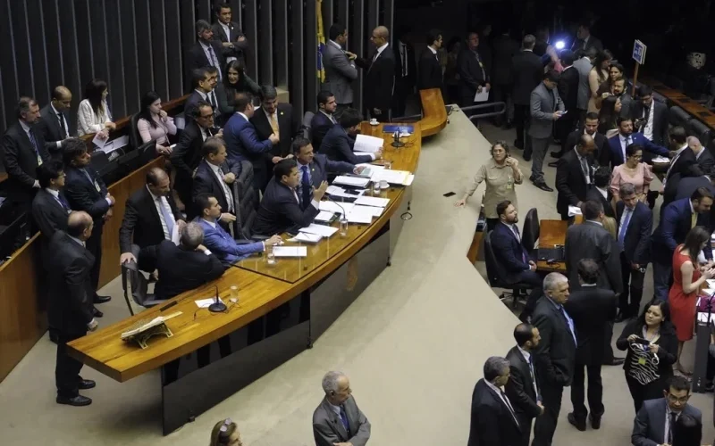 camara-aprova-projeto-que-reestrutura-carreiras-do-governo-impacto-e-de-r-18-bi-em-2025-4f22dab8-9c89-415e-b86b-8f6cb824dcab.jpg