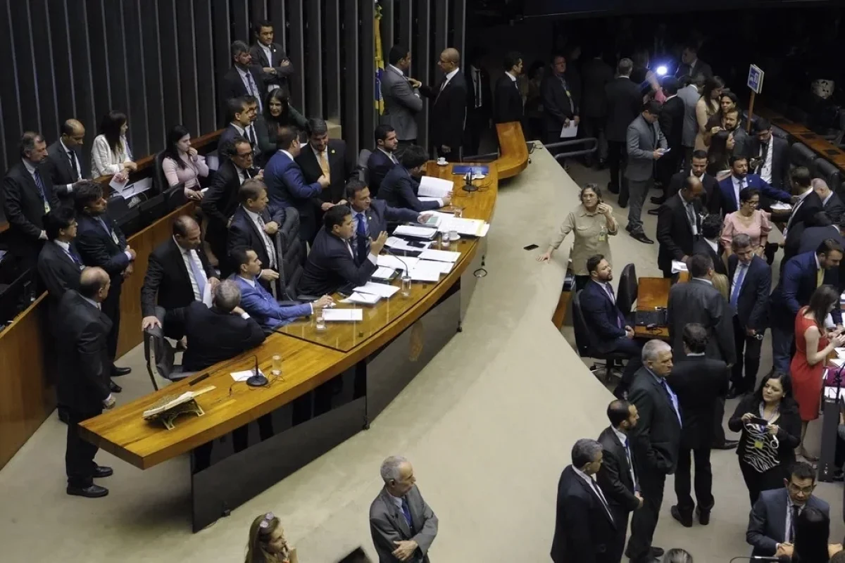 camara-aprova-projeto-que-reestrutura-carreiras-do-governo-impacto-e-de-r-18-bi-em-2025-4f22dab8-9c89-415e-b86b-8f6cb824dcab.jpg