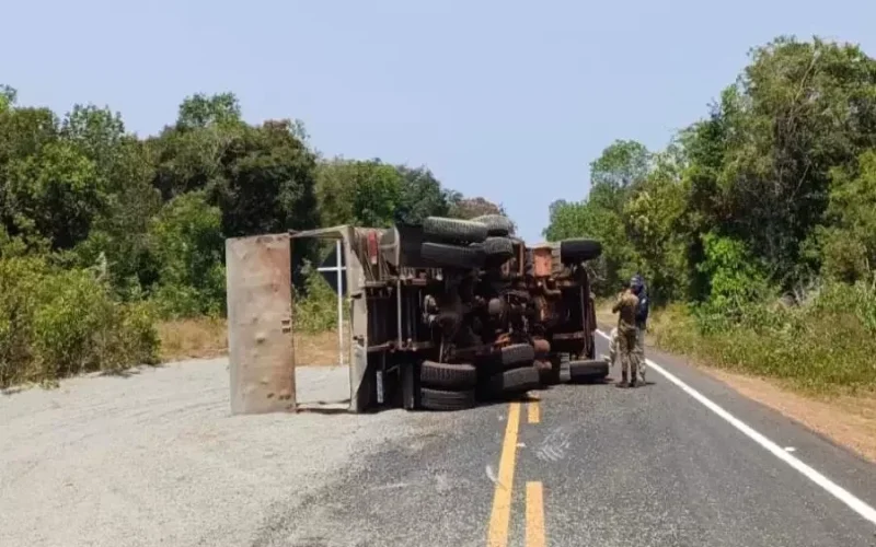 caminhao-do-exercito-tomba-no-interior-do-piaui-e-deixa-via-interditada-com-brita-289b57c4-3ea5-424e-839c-b01f42f93ca3.jpg