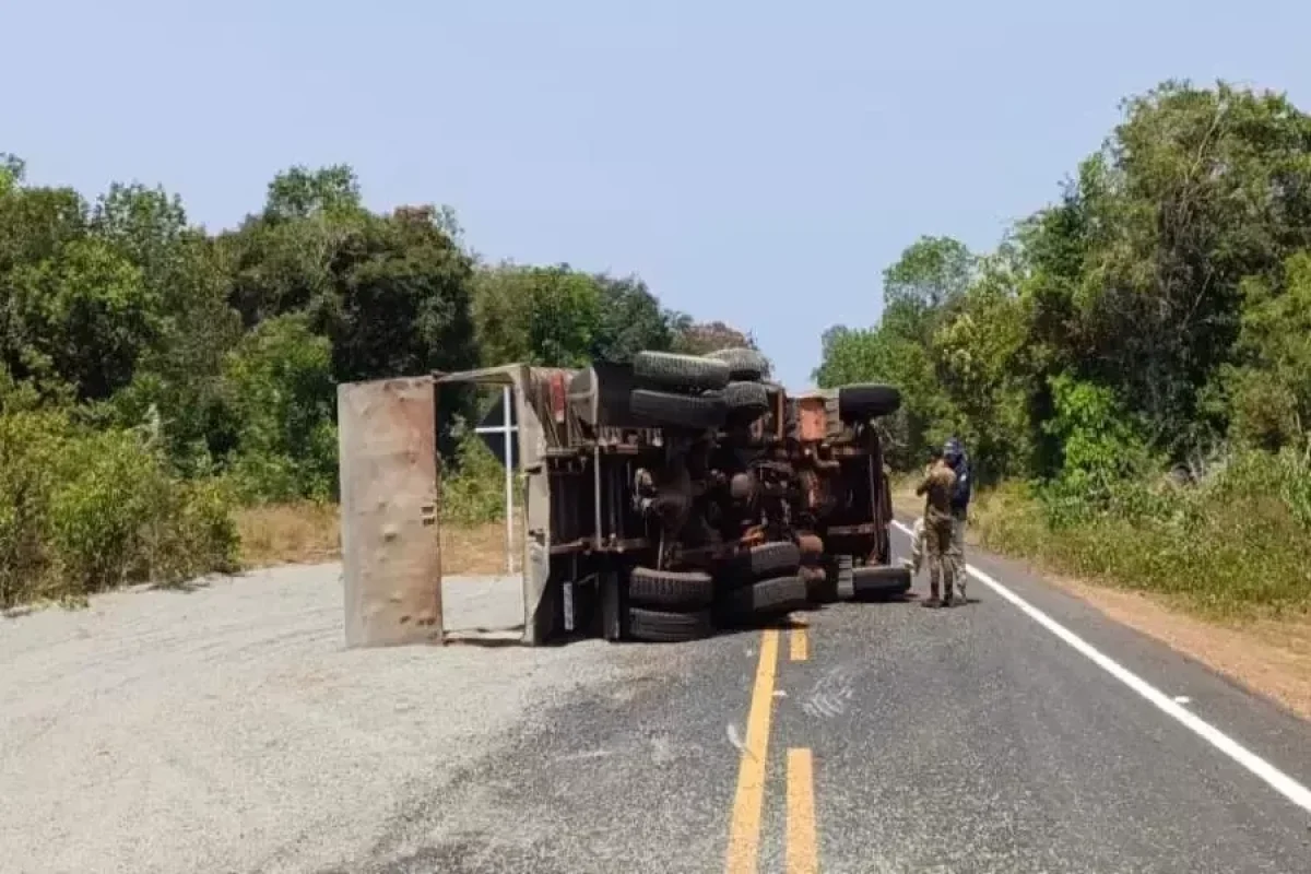 caminhao-do-exercito-tomba-no-interior-do-piaui-e-deixa-via-interditada-com-brita-289b57c4-3ea5-424e-839c-b01f42f93ca3.jpg