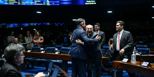ciro-nogueira-e-marcelo-castro-se-abracam-apos-vitoria-apertada-de-projeto-que-aumenta-numero-de-deputados-33ff4fba-4e0d-46f2-8c92-75487be9e056