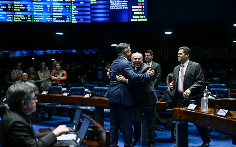 ciro-nogueira-e-marcelo-castro-se-abracam-apos-vitoria-apertada-de-projeto-que-aumenta-numero-de-deputados-33ff4fba-4e0d-46f2-8c92-75487be9e056