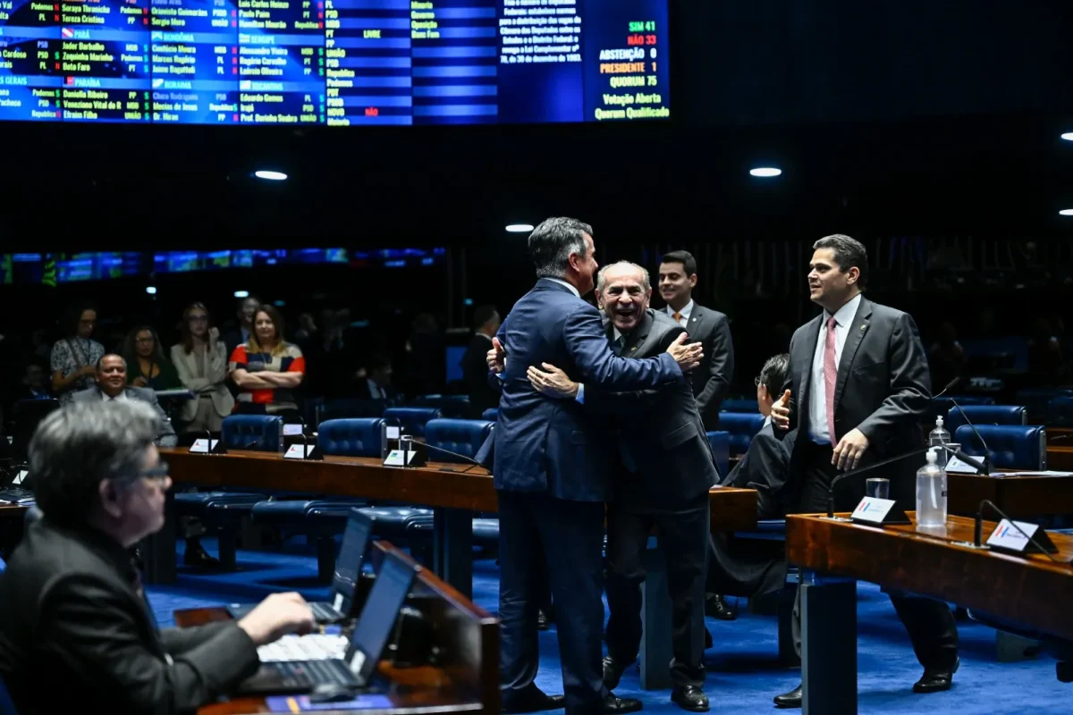 ciro-nogueira-e-marcelo-castro-se-abracam-apos-vitoria-apertada-de-projeto-que-aumenta-numero-de-deputados-33ff4fba-4e0d-46f2-8c92-75487be9e056