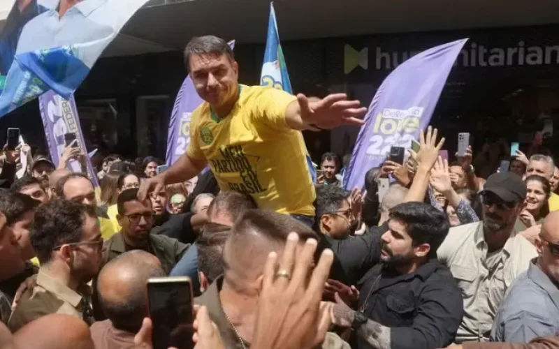 flavio-bolsonaro-fala-sobre-mudanca-no-brasil-apos-passar-para-segundo-turno--6917baf13d561c15