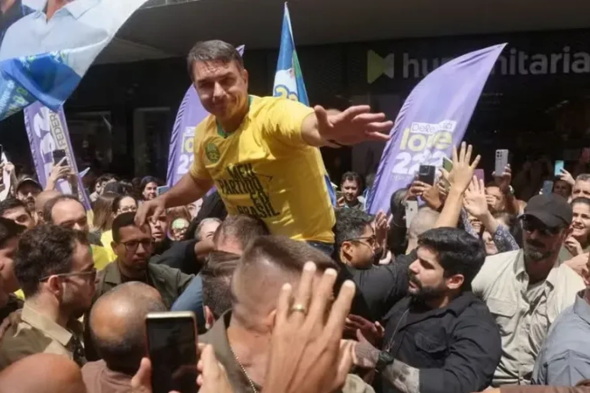 flavio-bolsonaro-fala-sobre-mudanca-no-brasil-apos-passar-para-segundo-turno--6917baf13d561c15