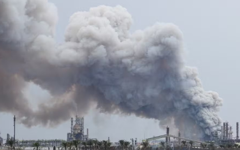 fumaca-sobe-apos-ataque-a-refinaria-de-petroleo-da-bapco-em-sitra-no-bahrein-em-9-de-marco-de-2026--2743533dc9e2e0de