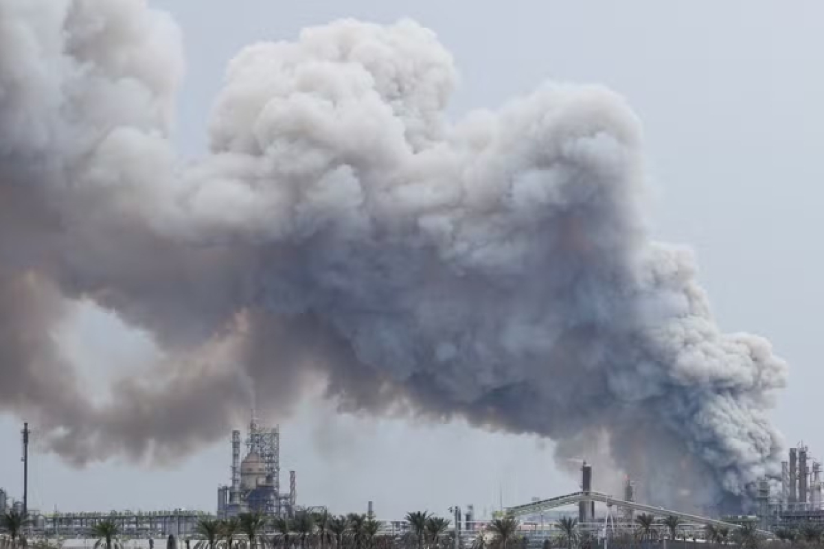 fumaca-sobe-apos-ataque-a-refinaria-de-petroleo-da-bapco-em-sitra-no-bahrein-em-9-de-marco-de-2026--2743533dc9e2e0de