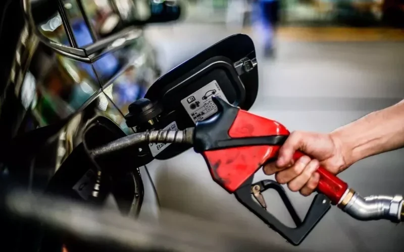 gasolina-deve-ficar-r-0-15-mais-cara-nos-postos-apos-reajuste-nas-refinarias-5cac8144-85ed-4096-bff5-04a7993b9a46.jpg-1