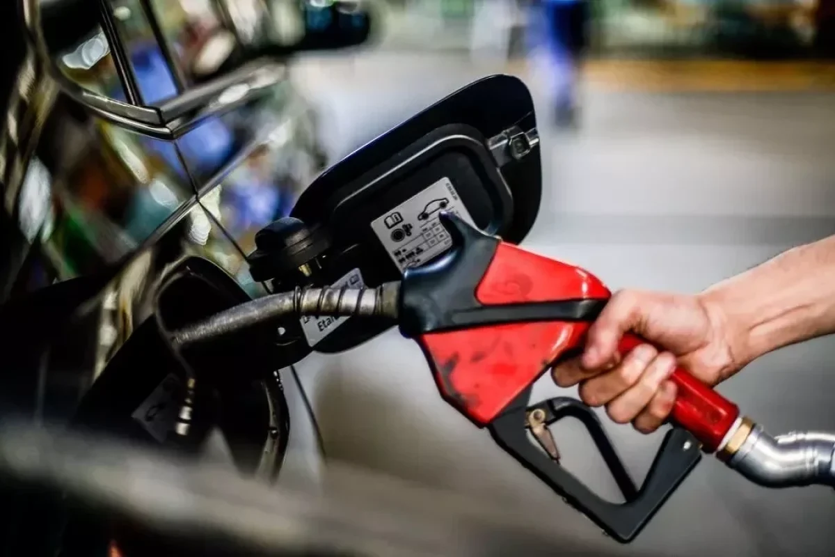 gasolina-deve-ficar-r-0-15-mais-cara-nos-postos-apos-reajuste-nas-refinarias-5cac8144-85ed-4096-bff5-04a7993b9a46.jpg-1