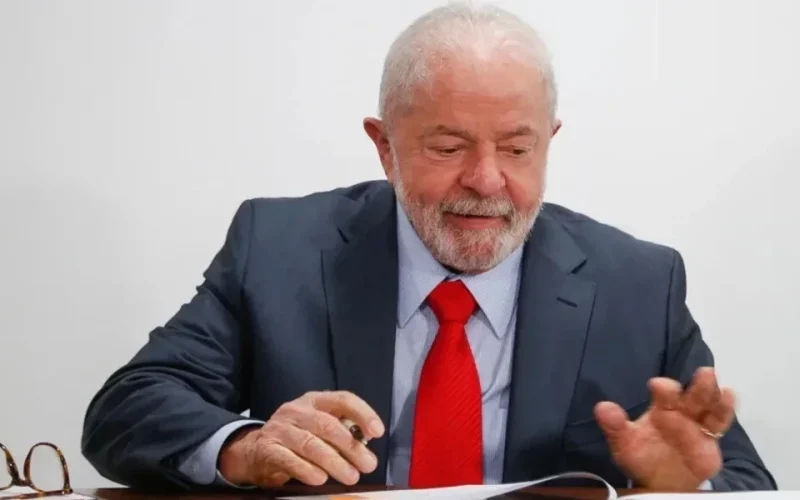 lula-assina-projeto-que-amplia-a-isencao-do-ir-a-quem-ganha-ate-r-5-mil-72a1706e-cc8e-434c-9870-0202af33a1be.jpg