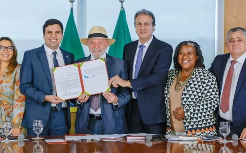 lula-sanciona-lei-que-limita-uso-de-celulares-em-escolas-publicas-e-privadas-902efcb0-49fe-4e9b-8f38-046b4bdcc4f1.jpg