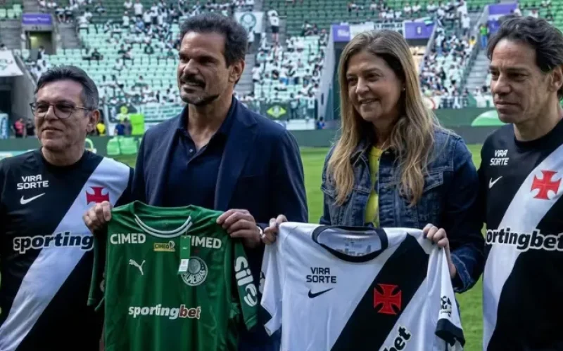 marcos-lamacchia-no-canto-direito-posa-para-foto-com-leila-pereira-no-estadio-do-palmeiras--2902732a765970a7