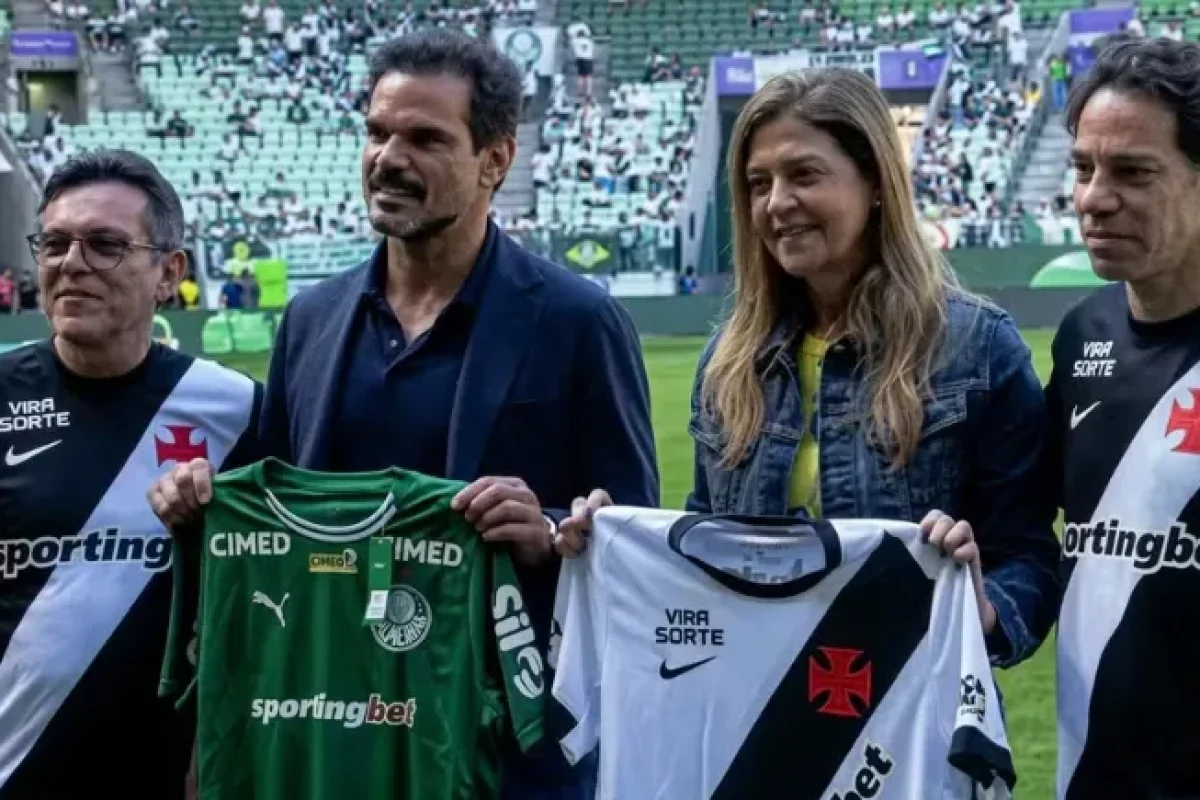 marcos-lamacchia-no-canto-direito-posa-para-foto-com-leila-pereira-no-estadio-do-palmeiras--2902732a765970a7