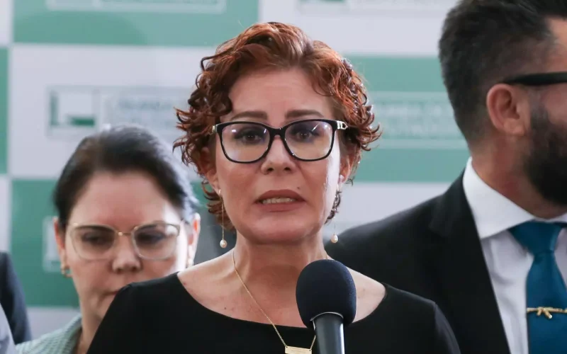moraes-decreta-prisao-da-deputada-carla-zambelli-e-a-inclui-na-lista-da-interpol-9c7edac2-2a4f-4322-a3fb-3a04d7ef45cc
