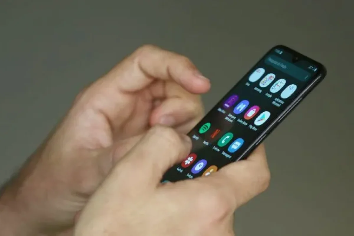 pessoa-segurando-um-celular--757672aeea285398