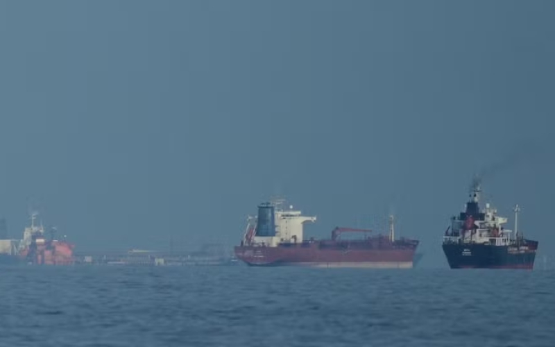 petroleiros-e-navios-de-carga-alinhados-no-estreito-de-ormuz-vistos-dos-emirados-arabes-unidos--205dd84e43094945