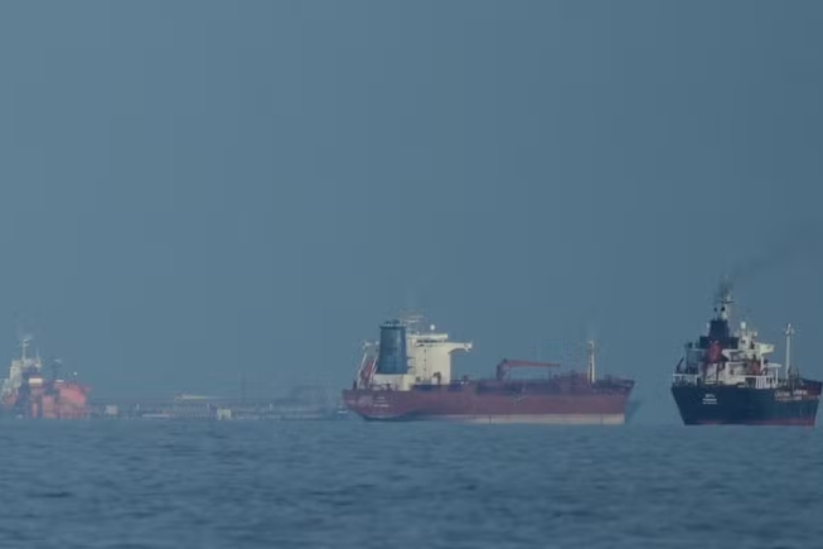 petroleiros-e-navios-de-carga-alinhados-no-estreito-de-ormuz-vistos-dos-emirados-arabes-unidos--205dd84e43094945