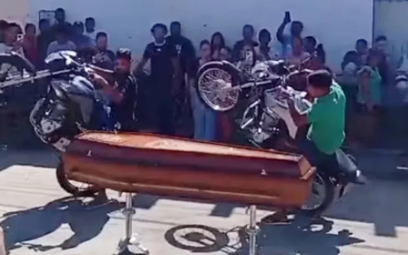 pilotos-dao-grau-em-velorio-de-jovem-que-praticava-a-manobra-e-morreu-em-acidente-70704c7c-f01d-4198-8b62-528f8cbb352f.jpg