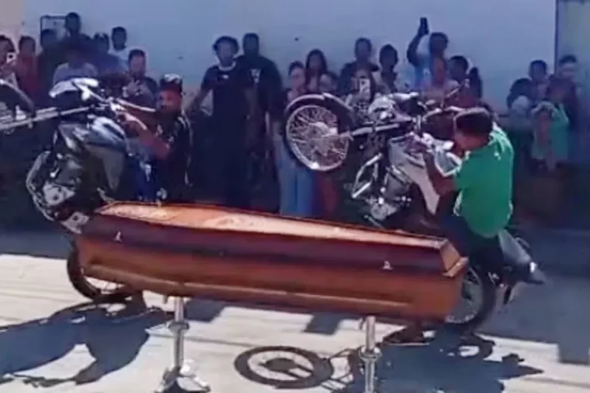 pilotos-dao-grau-em-velorio-de-jovem-que-praticava-a-manobra-e-morreu-em-acidente-70704c7c-f01d-4198-8b62-528f8cbb352f.jpg