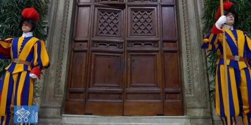 portas-da-capela-sistina-se-fecham-para-primeira-votacao-do-conclave-fe96c1cd-3233-4524-bb42-dddef63720dc.jpg