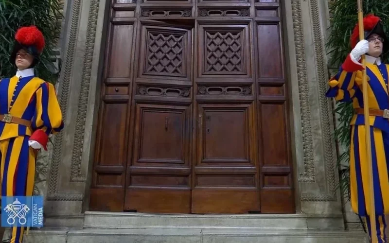 portas-da-capela-sistina-se-fecham-para-primeira-votacao-do-conclave-fe96c1cd-3233-4524-bb42-dddef63720dc.jpg