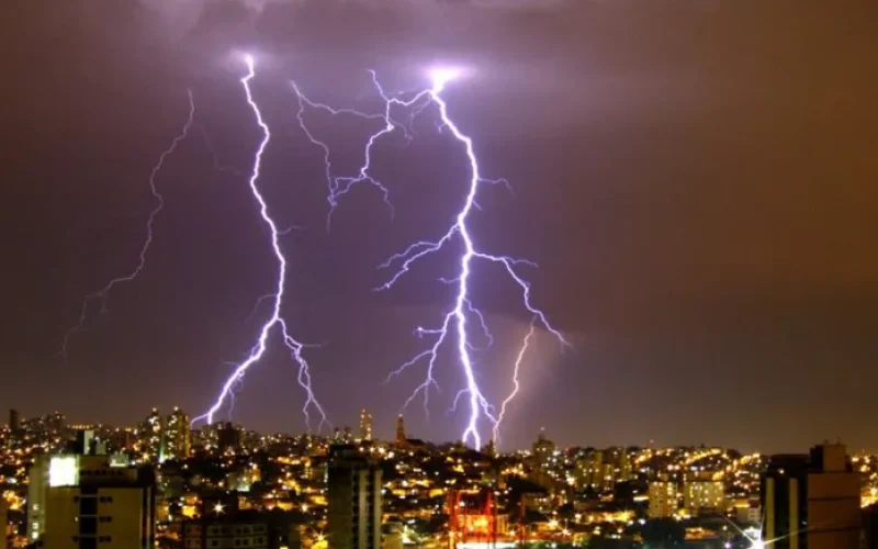 riscos-com-a-rede-eletrica-durante-chuvas--710a7da3efc42d34