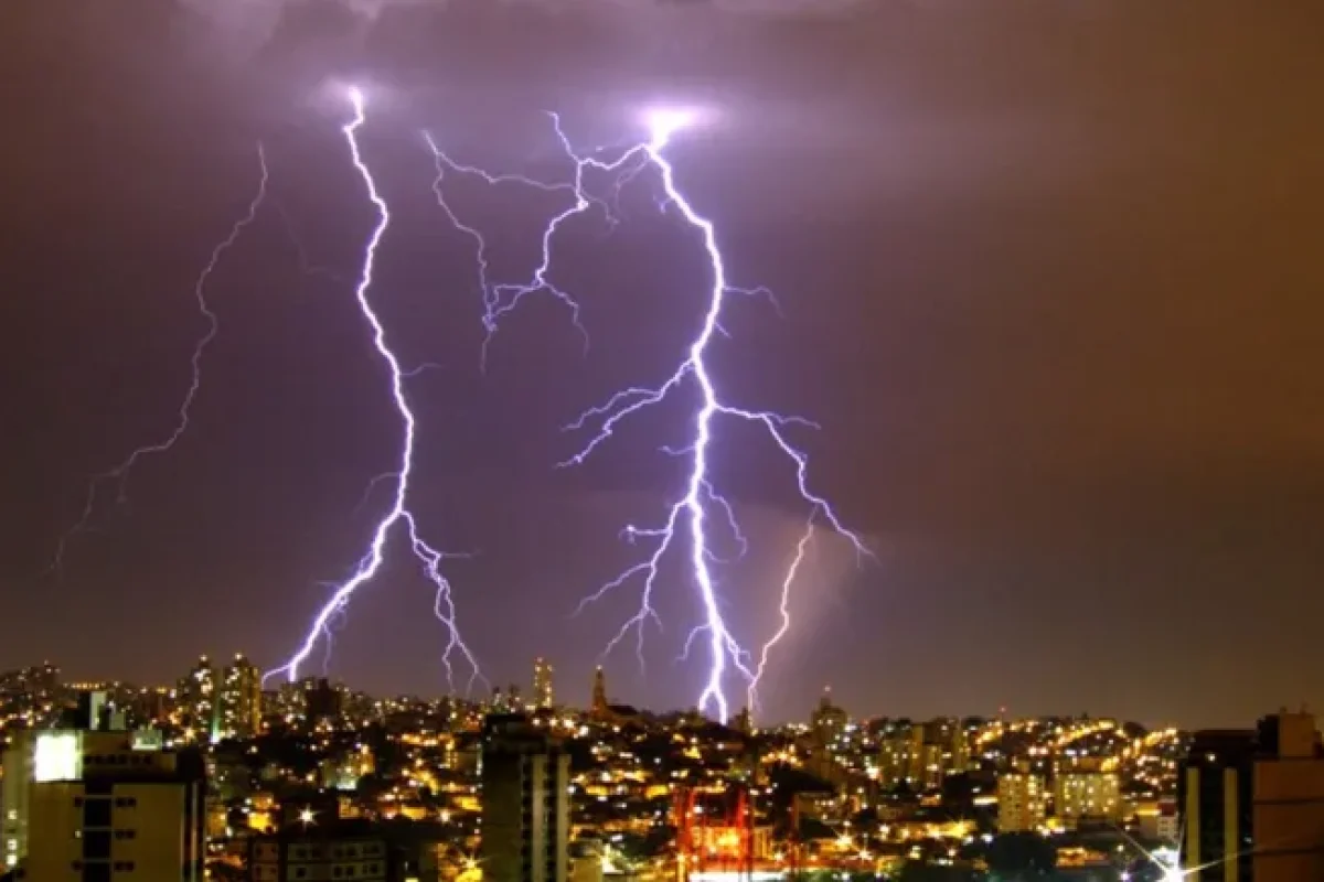 riscos-com-a-rede-eletrica-durante-chuvas--710a7da3efc42d34