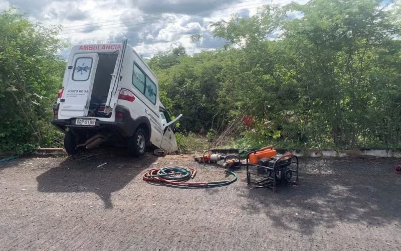 A ambulância colidiu com um carro de passeio e outras duas pessoas ficaram feridas