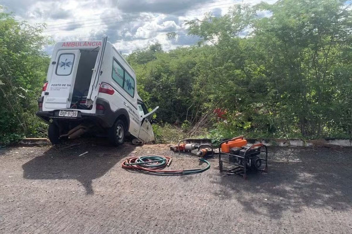 A ambulância colidiu com um carro de passeio e outras duas pessoas ficaram feridas