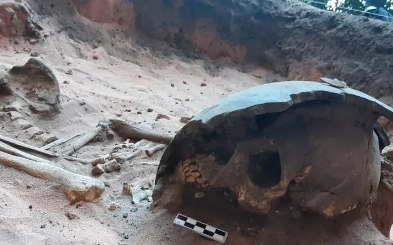 Arqueólogos encontram esqueleto de indígena adulto sepultado diante de parede com gravuras rupestres em Guaribas, no Sul do Piauí — Foto: Professora Cláudia Cunha/ UFPI