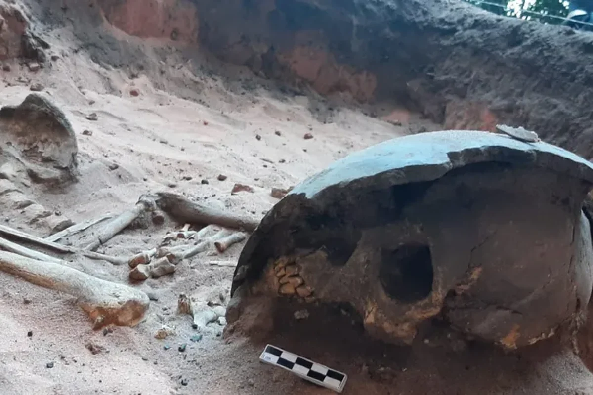 Arqueólogos encontram esqueleto de indígena adulto sepultado diante de parede com gravuras rupestres em Guaribas, no Sul do Piauí — Foto: Professora Cláudia Cunha/ UFPI