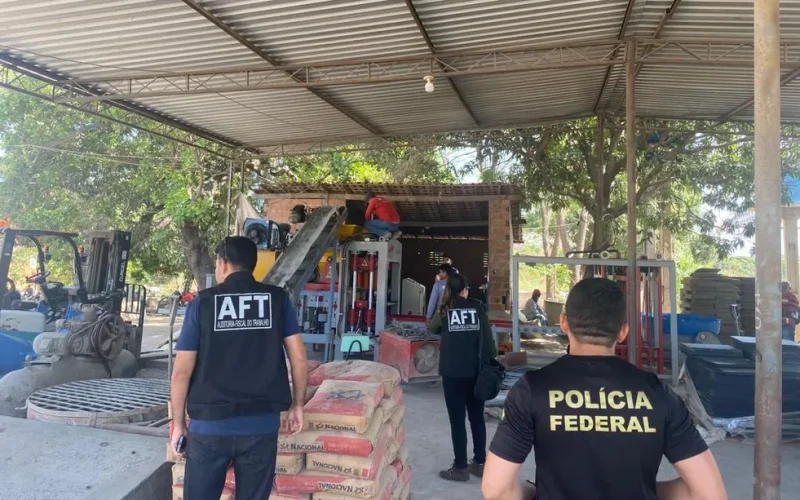 PF e MTE fiscalizam fábrica em que trabalhador morreu ao cair em máquina de cimento; lugar foi interditado em maio — Foto: Polícia Federal