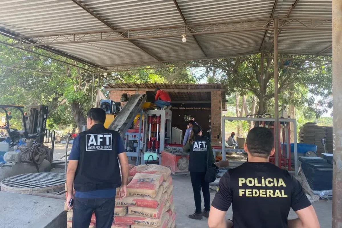 PF e MTE fiscalizam fábrica em que trabalhador morreu ao cair em máquina de cimento; lugar foi interditado em maio — Foto: Polícia Federal